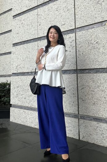 【60代お手本スナップ】きれい色を大人が取り入れるならボトムスが正解！「ドゥクラッセ」のカラーパンツを使った上品コーデ
