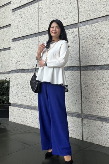 【60代お手本スナップ】きれい色を大人が取り入れるならボトムスが正解！「ドゥクラッセ」のカラーパンツを使った上品コーデ