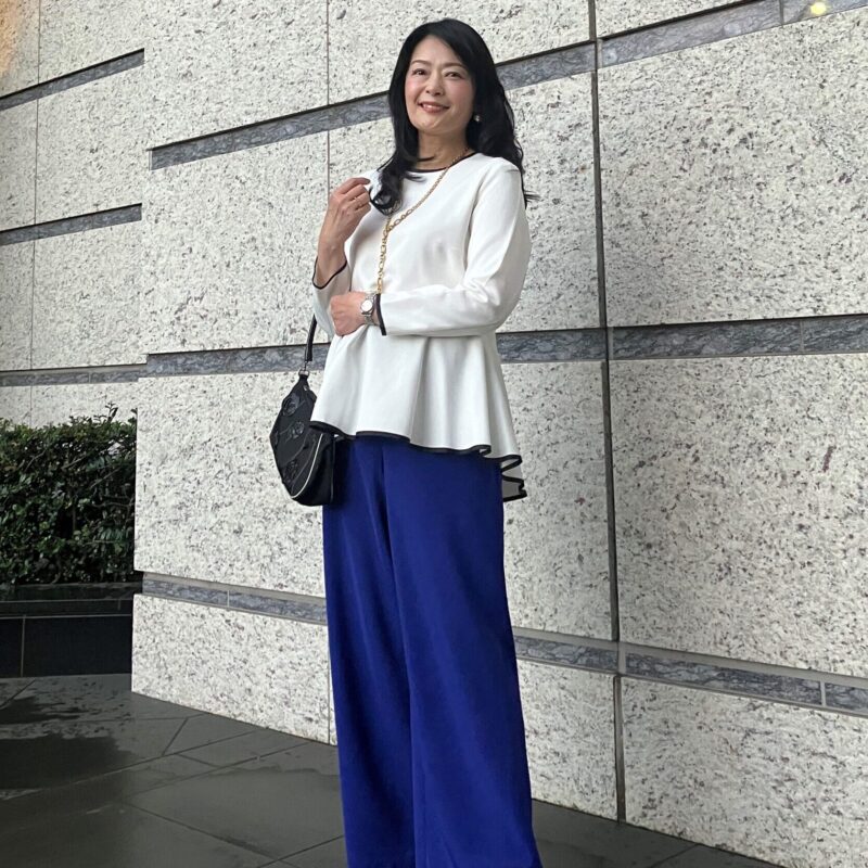 【60代お手本スナップ】きれい色を大人が取り入れるならボトムスが正解！ 「ドゥクラッセ」のカラーパンツを使った上品コーデ
