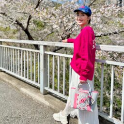 キャップ：J.PRESS、ニット：JOURNAL STANDARD relume、スカート：JOURNAL STANDARD、トートバッグ：TRION、スニーカー：PUMA
