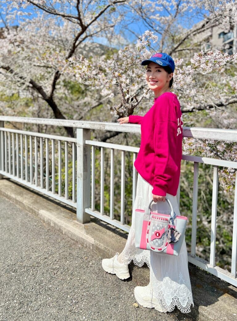 キャップ：J.PRESS、ニット：JOURNAL STANDARD relume、スカート：JOURNAL STANDARD、トートバッグ：TRION、スニーカー：PUMA