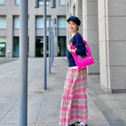 キャスケット：BLUE BLUE、白T：PETIT BATEAU、ニット・スカート：B.C STOCK、バッグ：BOBBY、DAZZLERスニーカー：New Balance