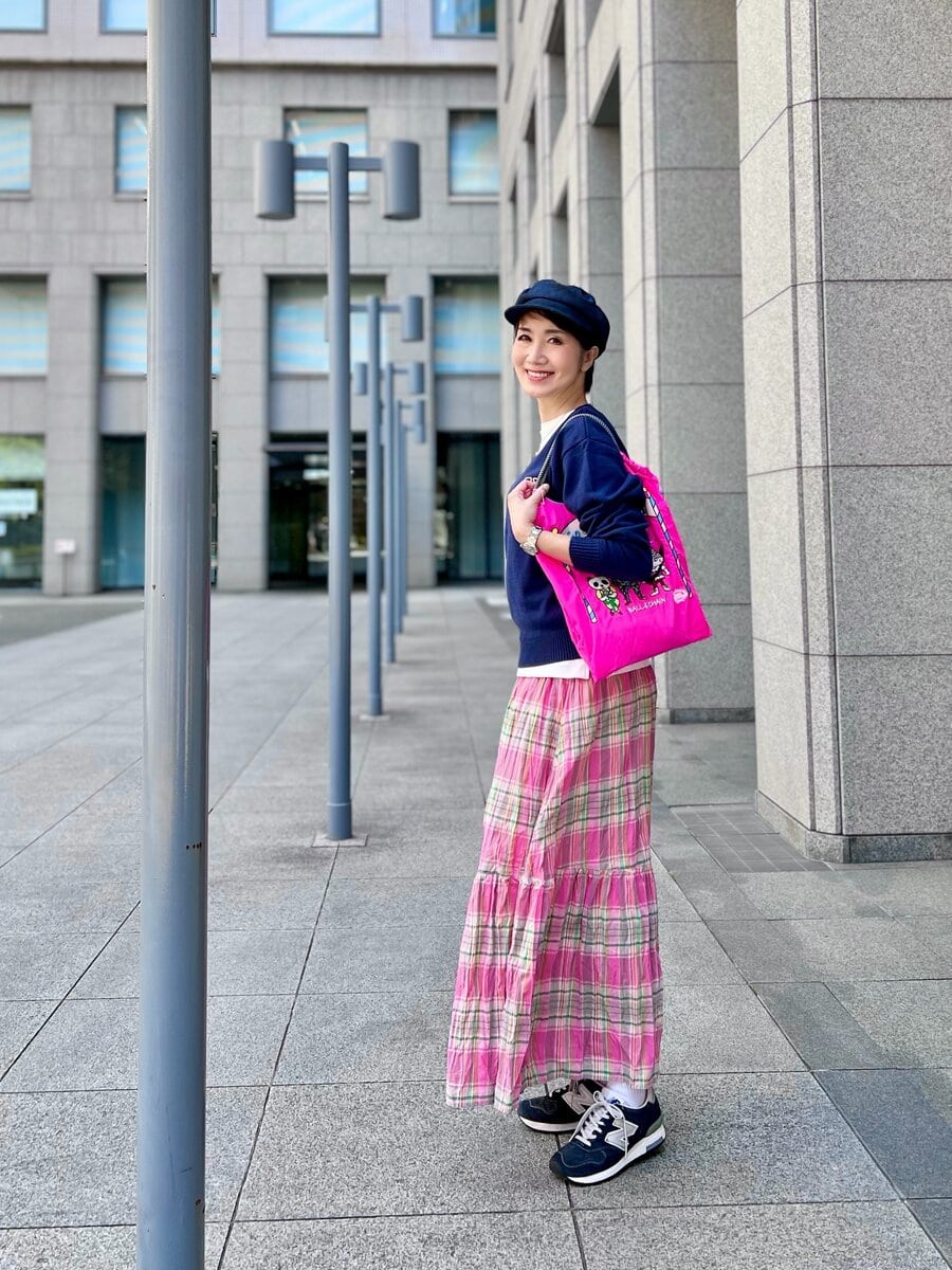 キャスケット：BLUE BLUE、白T：PETIT BATEAU、ニット・スカート：B.C STOCK、バッグ：BOBBY、DAZZLERスニーカー：New Balance