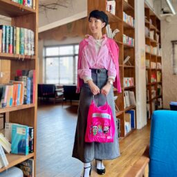 ベレー帽：BEAMS BOY、カーディガン・シャツ・ベルト：SHIPS、白T：③と同じ、スカート：LOUNGEDRESS、バッグ：③と同じ、シューズ：haco