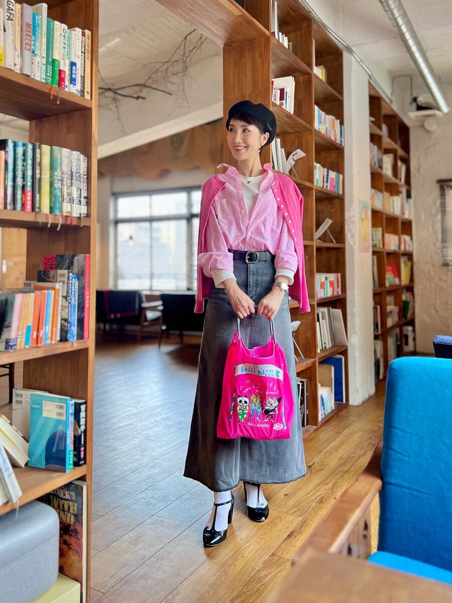 ベレー帽：BEAMS BOY、カーディガン・シャツ・ベルト：SHIPS、白T：③と同じ、スカート：LOUNGEDRESS、バッグ：③と同じ、シューズ：haco