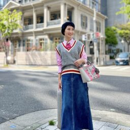 ベレー帽：BEAMS BOY、シャツ・チルデンベスト・スカート：SHIPS、Qタイ：テーラーコフジ、トートバッグ：①②と同じ、シューズ：MOHI
