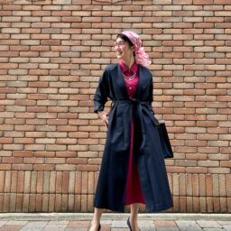 スカーフ：②と同じ、コート：Spick and Span、ワンピース：⑧と同じ、ネックレス：ear PAPILLONNER、かごバッグ：⑦⑧と同じ、パンプス：GALLARDAGALANTE、 メガネ：Zoff