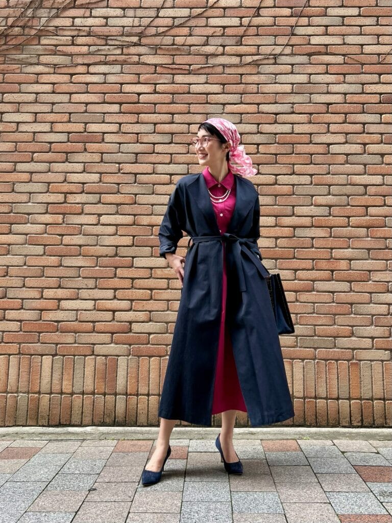 スカーフ：②と同じ、コート：Spick and Span、ワンピース：⑧と同じ、ネックレス：ear PAPILLONNER、かごバッグ：⑦⑧と同じ、パンプス：GALLARDAGALANTE、 メガネ：Zoff