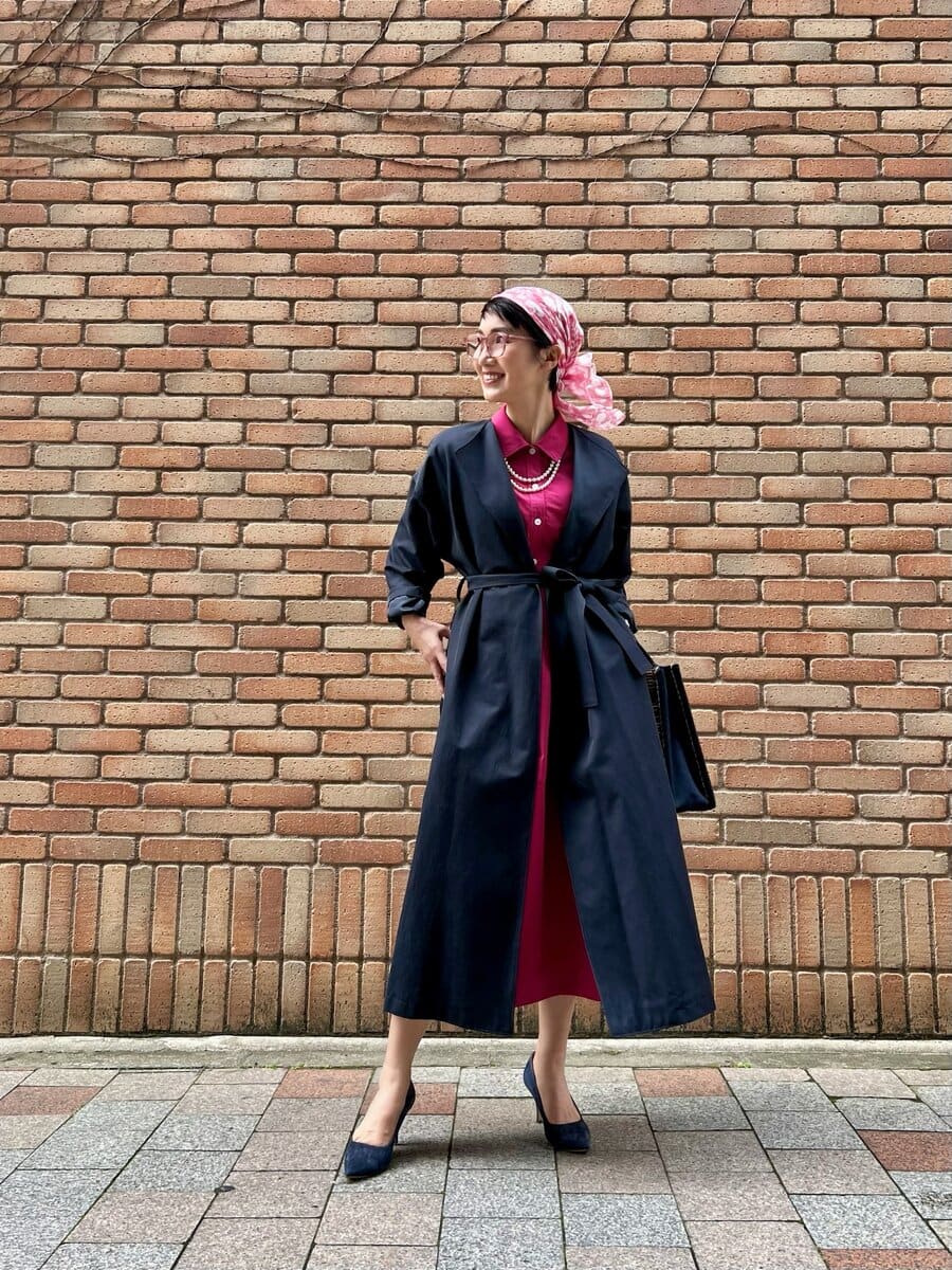 スカーフ：②と同じ、コート：Spick and Span、ワンピース：⑧と同じ、ネックレス：ear PAPILLONNER、かごバッグ：⑦⑧と同じ、パンプス：GALLARDAGALANTE、 メガネ：Zoff