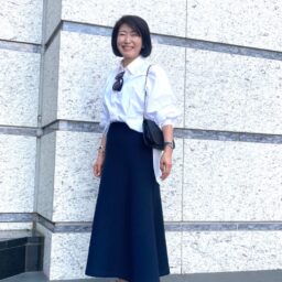 「セルリ」のボリューム袖ブラウスで大人可愛く！シルエットがきれいなすっきりラインのスカートを合わせ、可憐なモノトーンコーデに！
