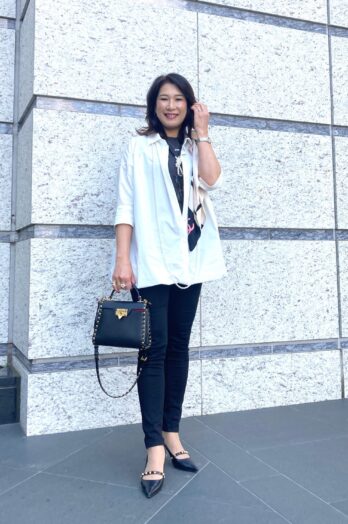 【60代お手本スナップ】縦長ラインでスタイルアップ！「シャネル」のスカーフを差し色にした大人のモノトーンコーデ！