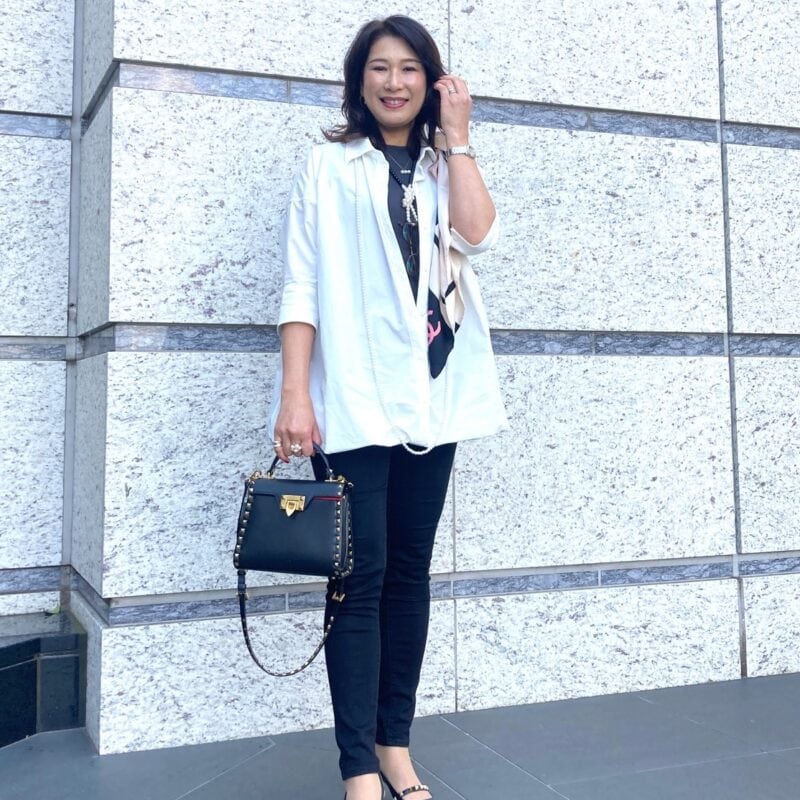【60代お手本スナップ】縦長ラインでスタイルアップ！「シャネル」のスカーフを差し色にした大人のモノトーンコーデ！