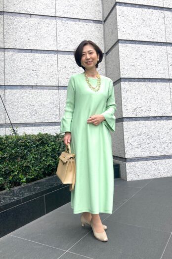 【60代お手本スナップ】きれい色ワンピースが主役！初夏のお出かけコーデはボリュームアクセで華やかさをプラス！