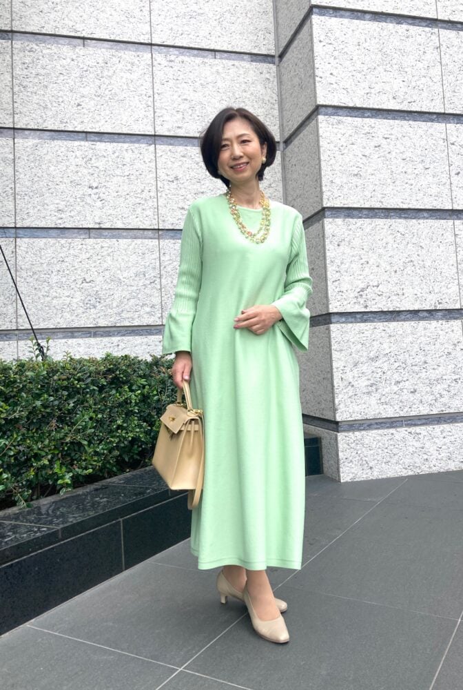 【60代お手本スナップ】きれい色ワンピースが主役！初夏のお出かけコーデはボリュームアクセで華やかさをプラス！