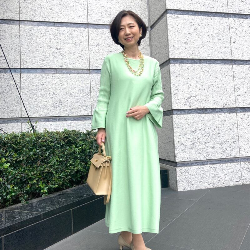 【60代お手本スナップ】きれい色ワンピースが主役！初夏のお出かけコーデはボリュームアクセで華やかさをプラス！