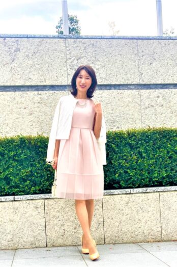 【60代お手本スナップ】「アナイ」のきれい色ワンピースで華やかに！高身長を生かした美シルエットコーデ