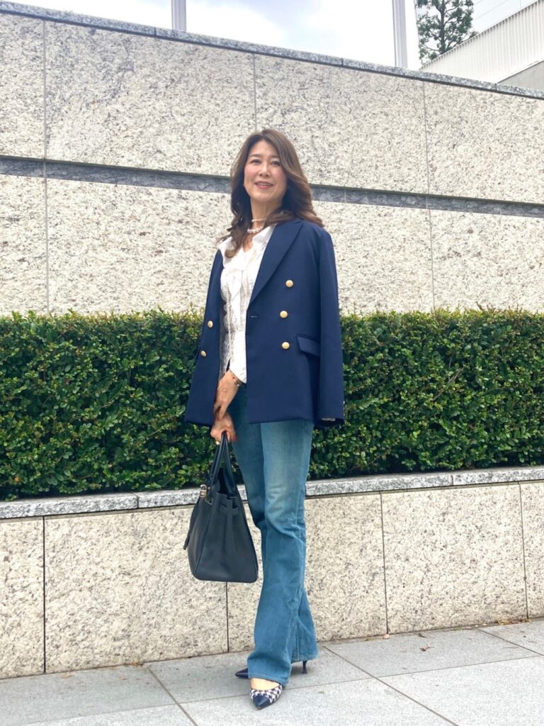 60代がデニムを品よく着こなすには？フリルやパールでエレガントさをプラスした大人の品格コーデ