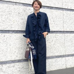 初夏は「エルメス」のホワイトシューズで軽やかに！ネイビーコーデを華やかにする着こなしや小物使いにも注目！