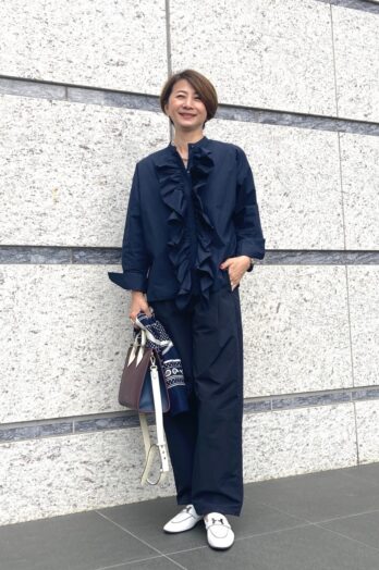 【60代お手本スナップ】初夏は「エルメス」のホワイトシューズで軽やかに！ネイビーコーデを華やかにする着こなしや小物使いにも注目！