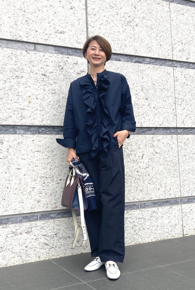 【60代お手本スナップ】初夏は「エルメス」のホワイトシューズで軽やかに！ネイビーコーデを華やかにする着こなしや小物使いにも注目！