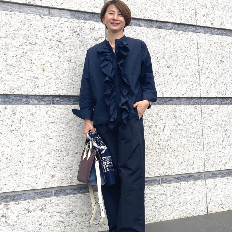 【60代お手本スナップ】初夏は「エルメス」のホワイトシューズで軽やかに！ネイビーコーデを華やかにする着こなしや小物使いにも注目！