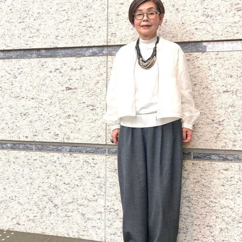 【60代お手本スナップ】「GU」のシアーブルゾンで程よくトレンド感を！アクセサリーをポイントにしたナチュラルなグレーコーデ