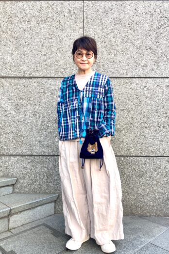 【60代お手本スナップ】短め丈トップス×ワイドシルエットパンツでおしゃれを底上げ！スタイルアップが叶う着こなしに注目！