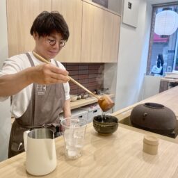 日本茶専門店「SHIKI」のパーソナライズラテを作っているところ
