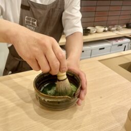 日本茶専門店「SHIKI」のパーソナライズラテを作っているところ