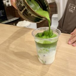 日本茶専門店「SHIKI」のパーソナライズラテを作っているところ