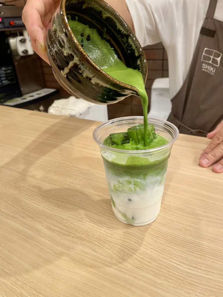 日本茶専門店「SHIKI」のパーソナライズラテを作っているところ