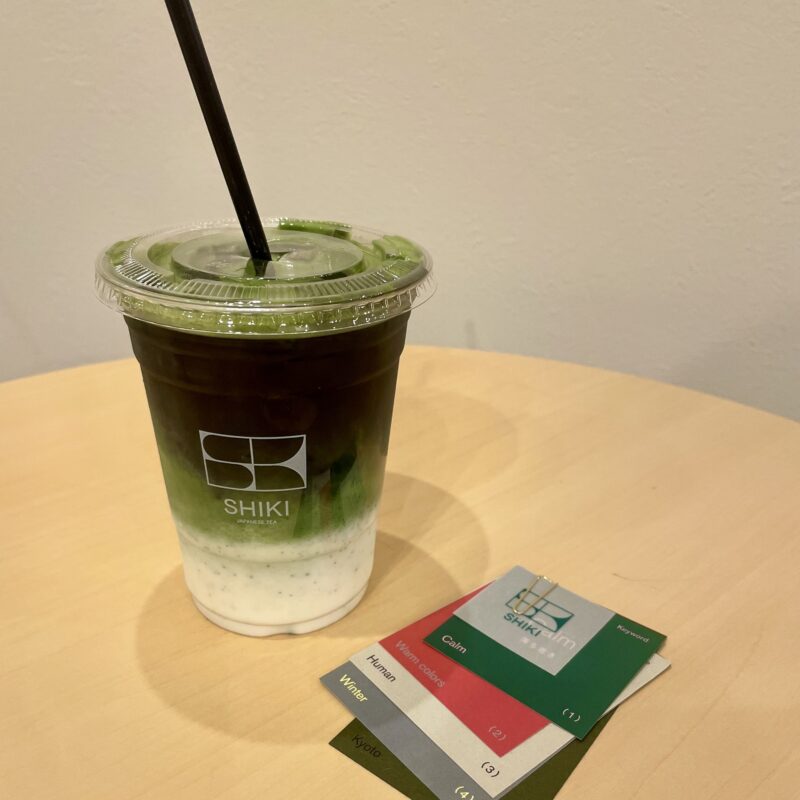 【60代お出かけ】日本初！日本茶専門店「SHIKI」の「パーソナライズラテ」で自分だけの一杯に出会える新体験♪