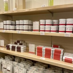 日本茶専門店「SHIKI」の店内