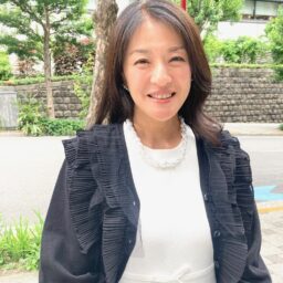 『素敵なあの人』2025年7月号　バロックパール調チェーンアクセサリーをつけた吉原典子さん