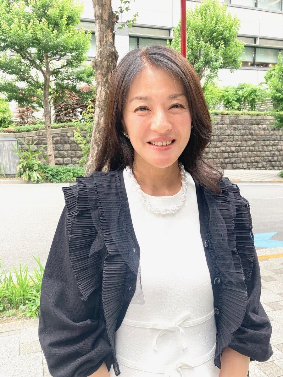 『素敵なあの人』2025年7月号　バロックパール調チェーンアクセサリーをつけた吉原典子さん