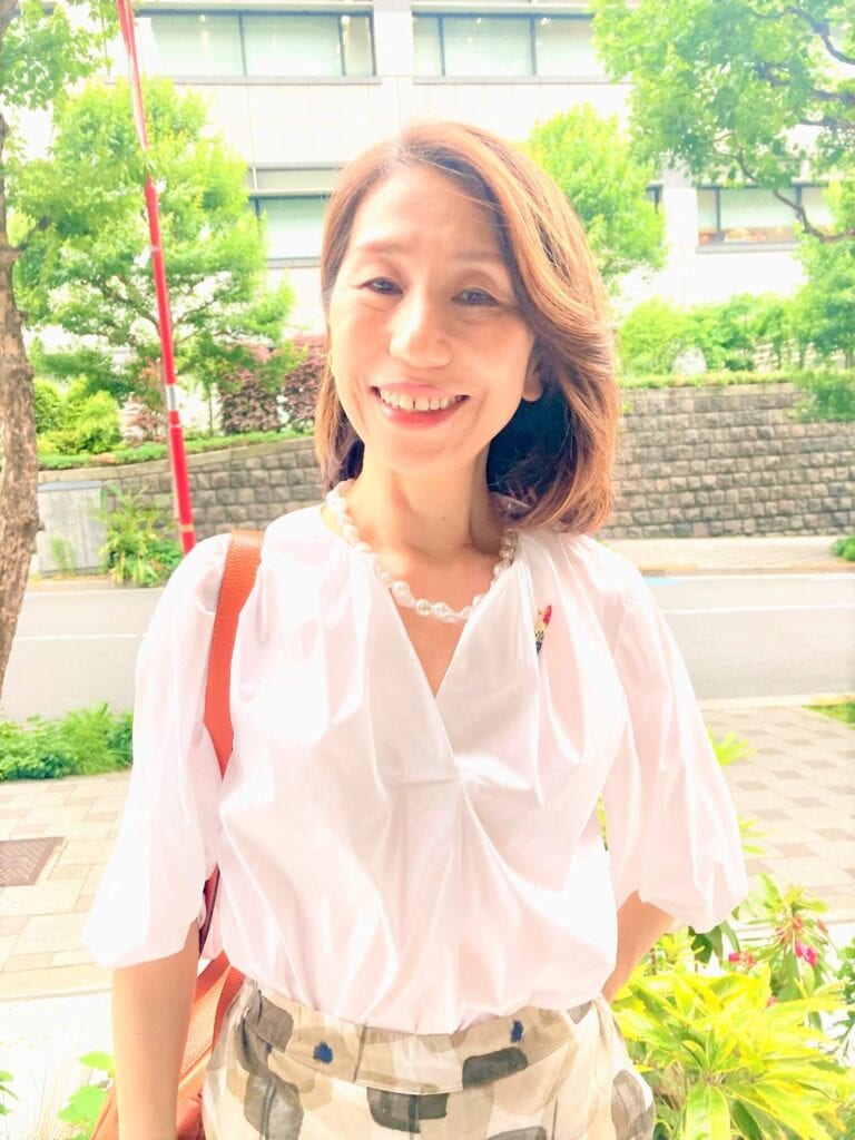 『素敵なあの人』2025年7月号　バロックパール調チェーンアクセサリーをつけた西本真弓さん