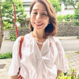 『素敵なあの人』2025年7月号　バロックパール調チェーンアクセサリーをつけた西本真弓さん