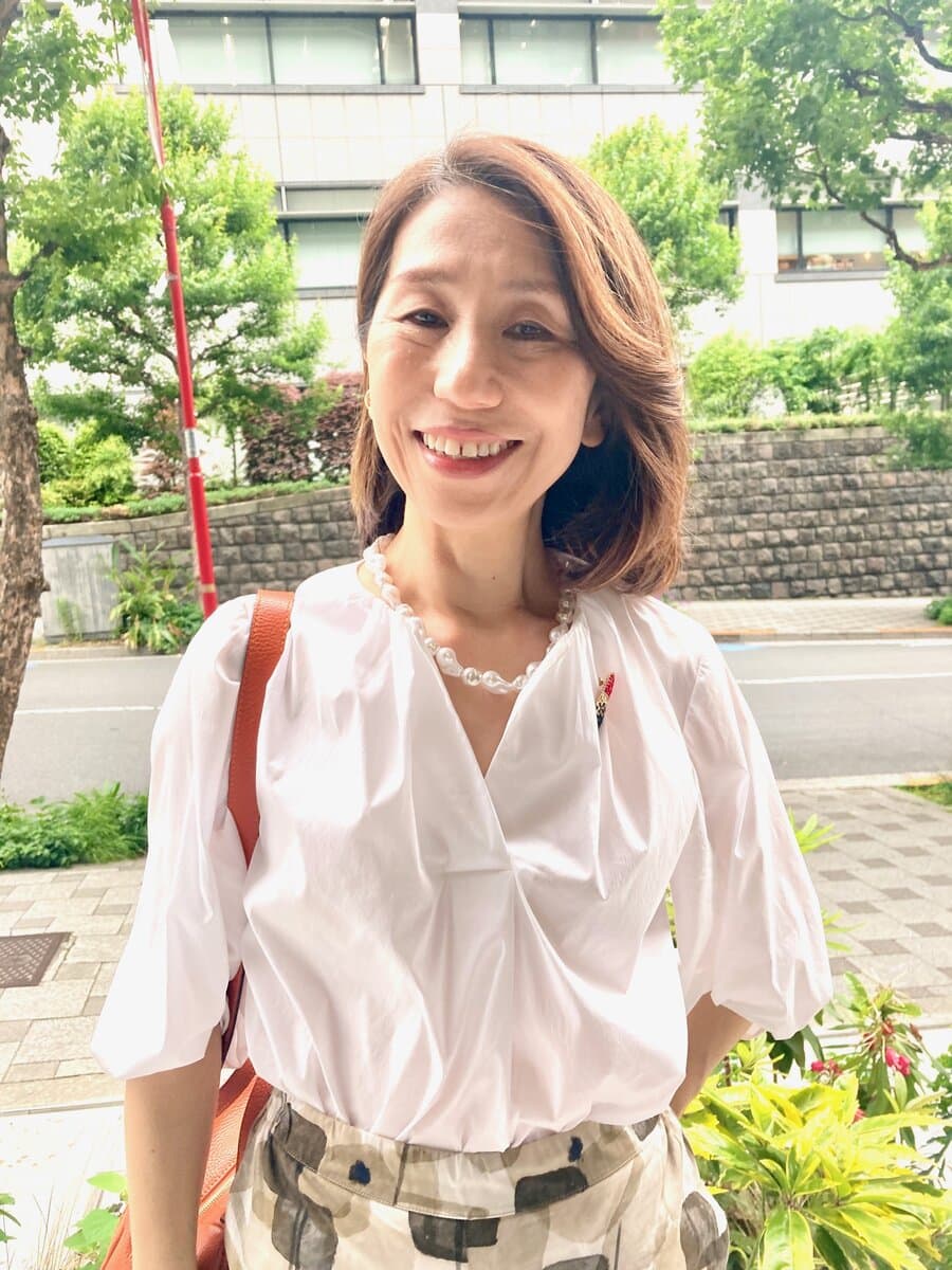 『素敵なあの人』2025年7月号　バロックパール調チェーンアクセサリーをつけた西本真弓さん