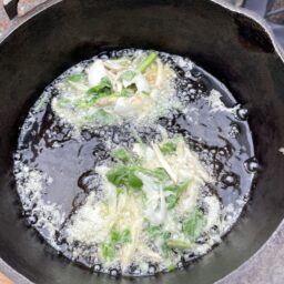 山菜を揚げているところ