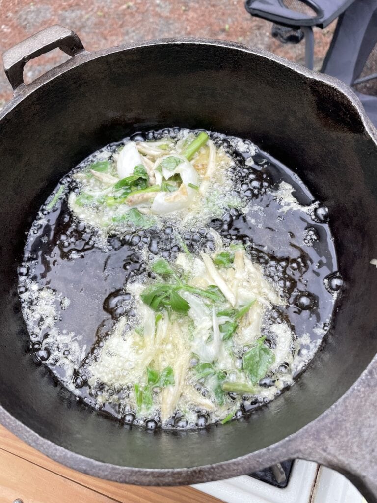 山菜を揚げているところ