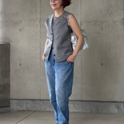「デニム×ジレ」コーデ　短めジレ合わせ