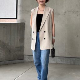 「デニム×ジレ」コーデ　長めジレ合わせ