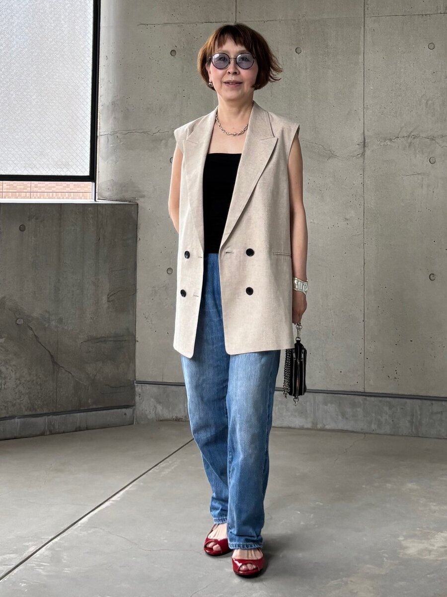 「デニム×ジレ」コーデ　長めジレ合わせ