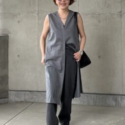 「デニム×ジレ」コーデ　同系色合わせ