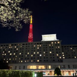 夜の東京タワーと東京プリンスホテル