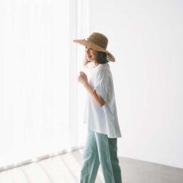 カットソー¥6,990／アンフィーロ（オンワード樫山）、パンツ¥7,800／モンベル（モンベル・カスタマー・サービス）、帽子¥15,400／アトリエブルージュ、靴¥2,990／ジーユー
