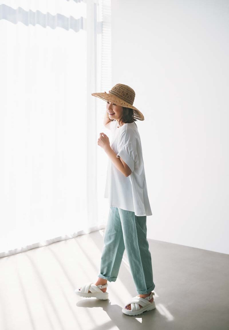 カットソー¥6,990／アンフィーロ（オンワード樫山）、パンツ¥7,800／モンベル（モンベル・カスタマー・サービス）、帽子¥15,400／アトリエブルージュ、靴¥2,990／ジーユー