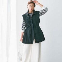 ジレ¥26,400、パンツ¥16,390／ともにドゥクラッセ、ニット¥6,600／エルーラ（アダストリア カスタマーサービス）、イヤリング¥16,200／アビステ、バッグ¥39,600／ピモンテ、靴¥7,590／アトリエブルージュ