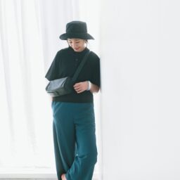 パンツ¥8,789／ドゥクラッセ、ニットポロシャツ¥2,990／無印良品（無印良品 銀座）、帽子¥4,950、バッグ¥19,800／ともにアトリエブルージュ、バングル¥4,830／アビステ、靴¥4,290／モンベル（モンベル・カスタマー・サービス）