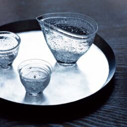 茶海 W11×D6.5×H10㎝ 9,900円、茶杯 各φ7.5×H7㎝ 4,290円。（φ＝直径、W＝幅、D＝奥行き、H＝高さ。手作りのためサイズは作品によって若干異なります）